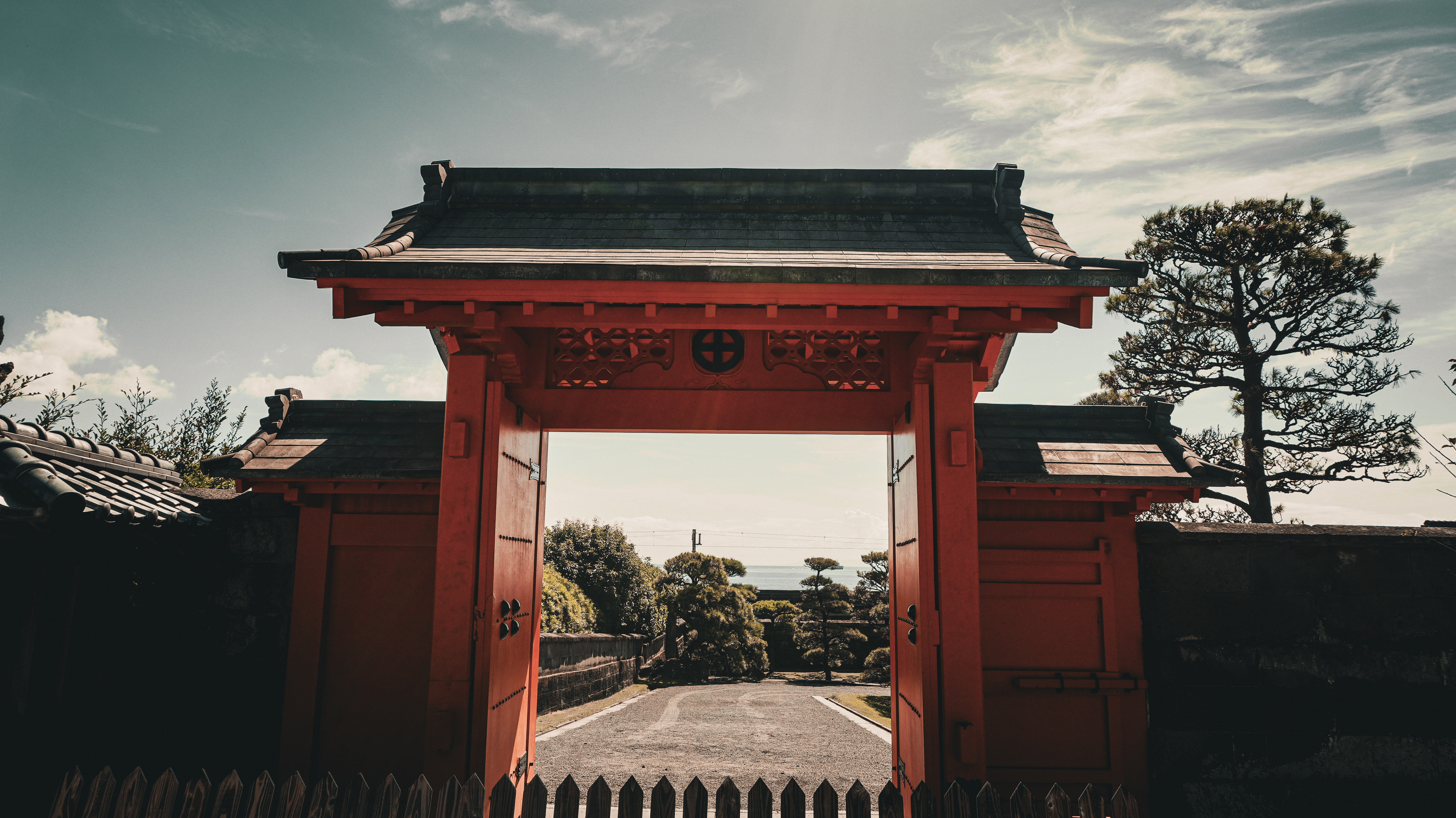 A gate in Sengan-en